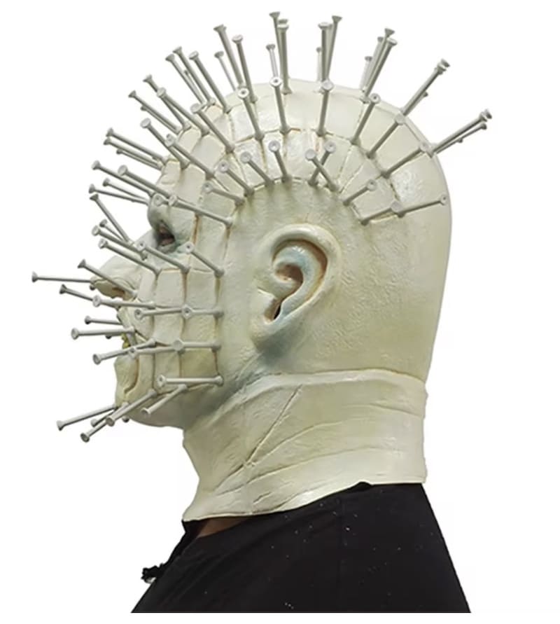 Pinhead maska hellraiser ar nagiem galvu uz sejas