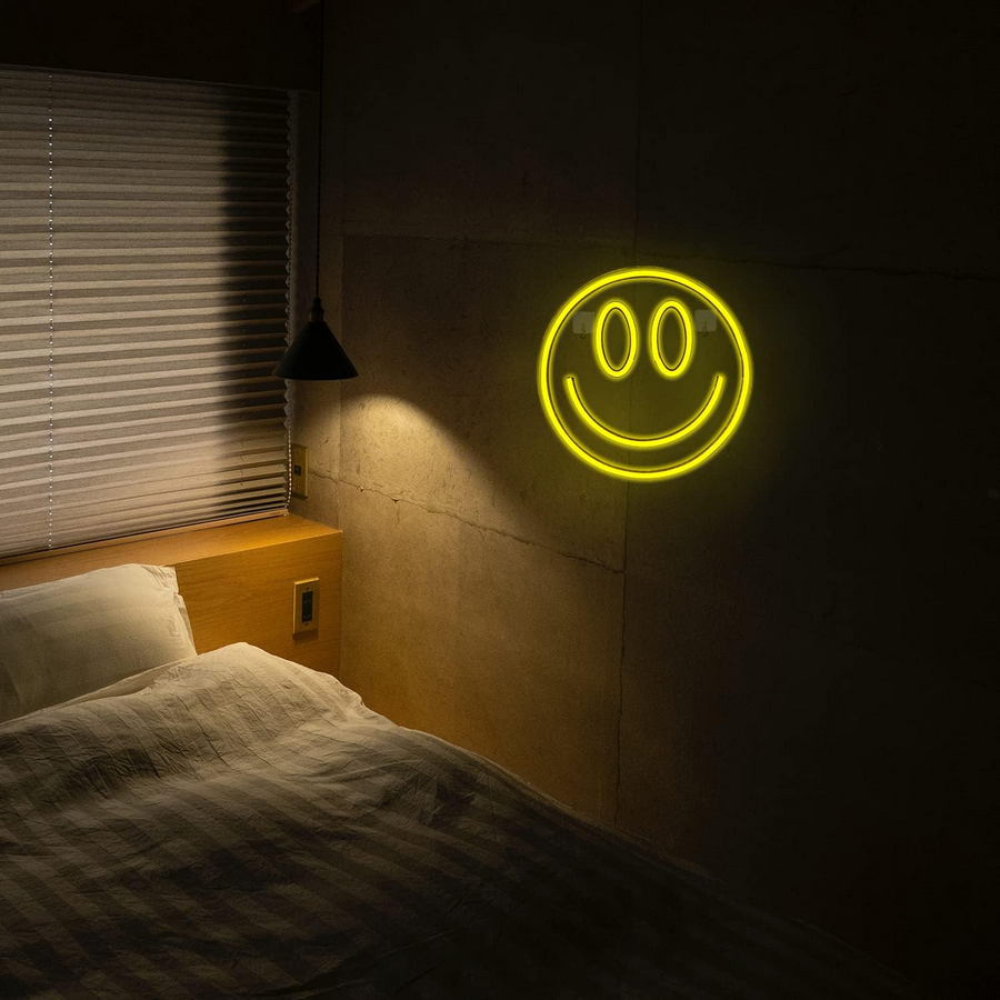 smaidiņa gaisma LED uzraksts logo reklāmas smaids