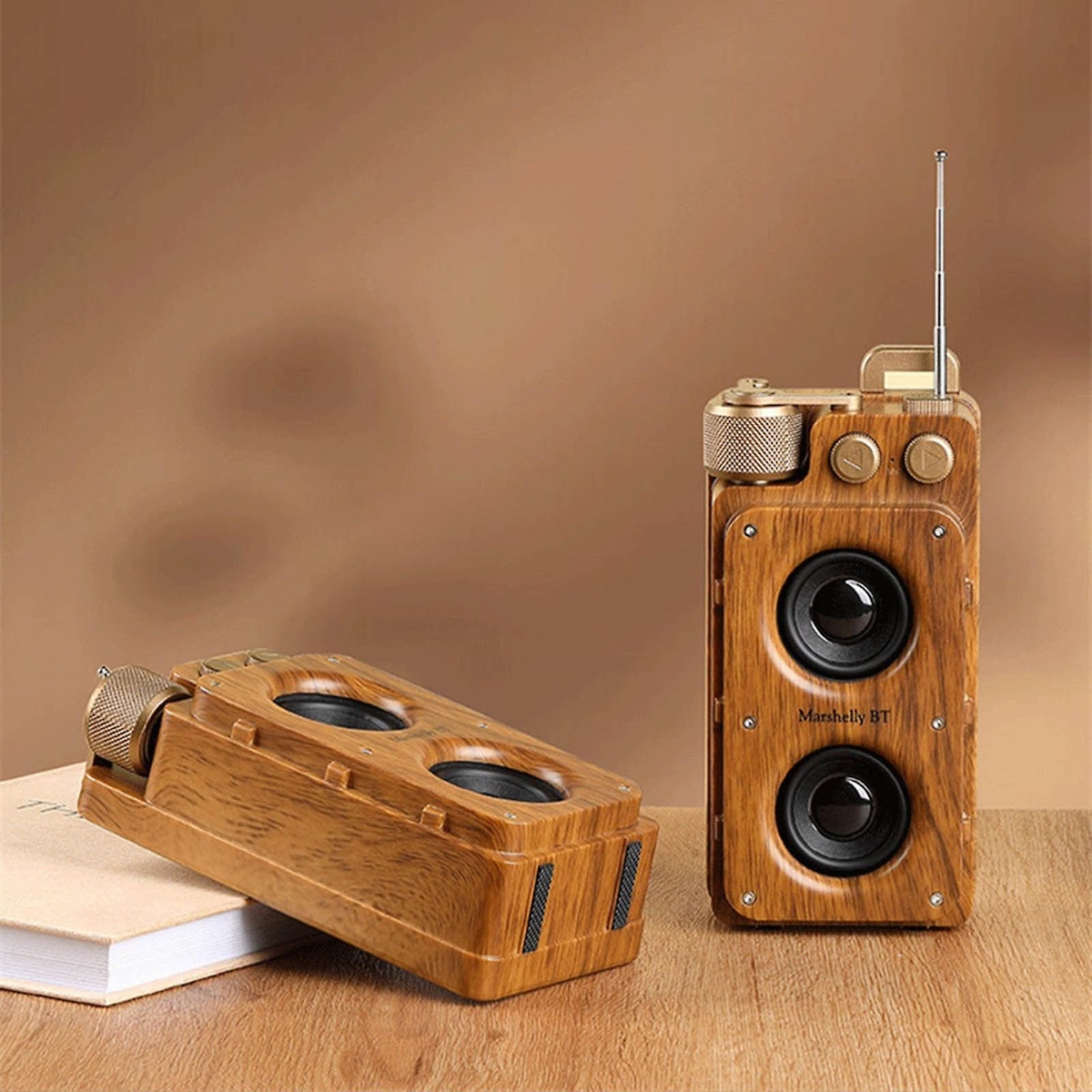 neliels portatīvais retro vintage koka radio