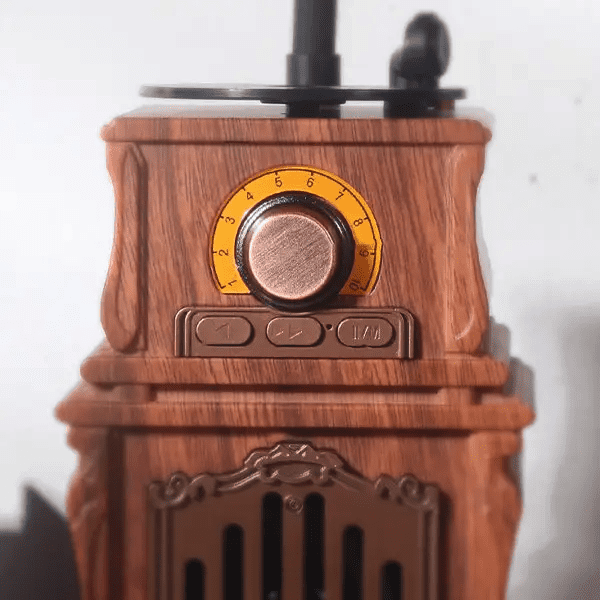 Vintage koka AM/FM radio izgatavots no koka imitācijas gramofona